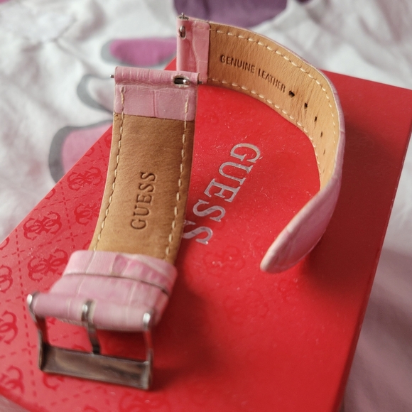 GUESS genuine leather diamond watch with reattachable straps - Picture 5 of 6